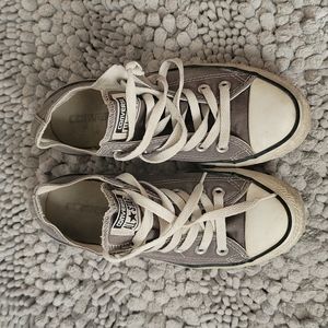 Grey converses